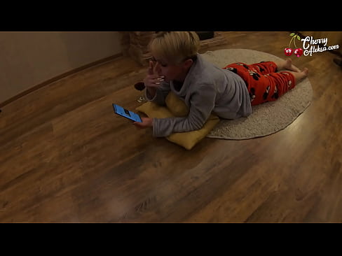 ❤️ 瘋狂的金發女郎吸吮巨大的雞巴並在上面彈跳 - 肛交 ☑ 色情 在我們 ❌️